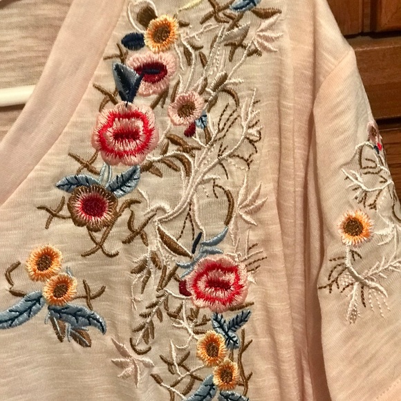 Tops - Beautiful embroidered tshirt  runs 1-2x tagged 3x